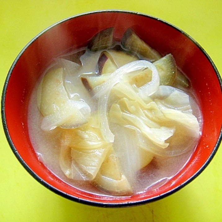 茄子とキャベツ玉ねぎの味噌汁